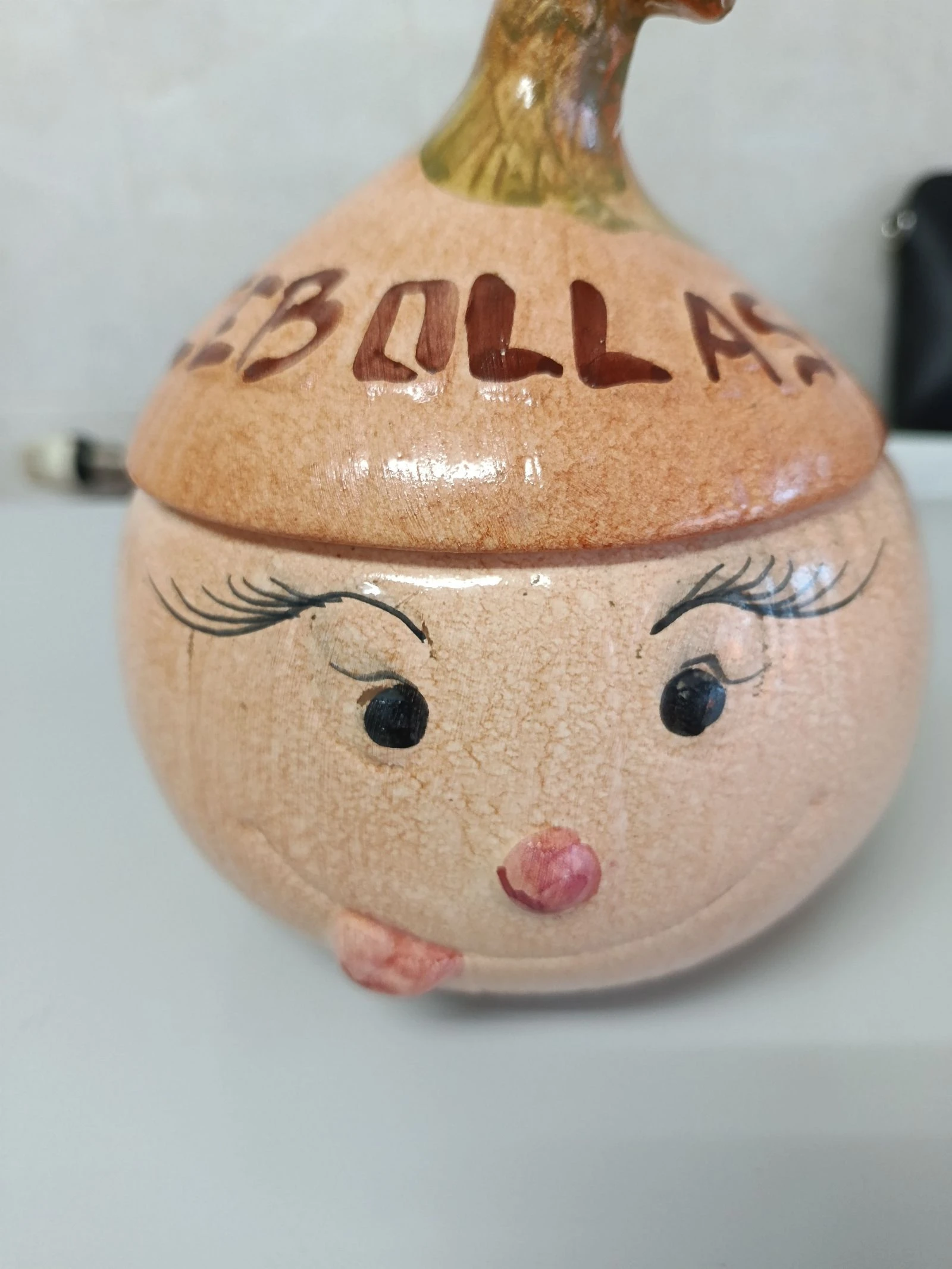 Recipiente para cebollas de cerámica.